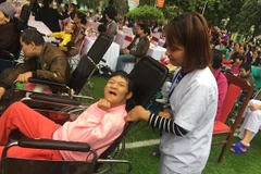 Bà Hiền háo hứng khi được đi xem văn nghệ tại trung tâm. (Ảnh: Hồng Kiều/Vietnam+)