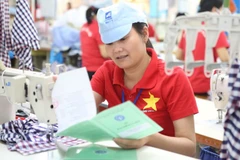 Người lao động nhận lại sổ bảo hiểm xã hội. (Ảnh: Bảo hiểm xã hội Việt Nam)