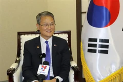 Đại sứ Hàn Quốc tại ASEAN Lee Jang-keun trao đổi với phóng viên thường trú TTXVN tại Indonesia. (Ảnh: Hữu Chiến/TTXVN)