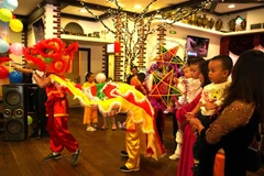 Màn múa Lân vui nhộn và nhiều màu sắc ở Trung tâm Thương mại Moskva. (Ảnh: Duy Trinh/TTXVN)