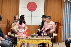 Thứ trưởng Bộ Ngoại giao, Chủ nhiệm Ủy ban Nhà nước về người Việt Nam ở nước ngoài Lê Thị Thu Hằng trong cuộc gặp Tỉnh trưởng tỉnh Udon Thani Wanchai Kongkasem. (Ảnh: Đỗ Sinh/TTXVN)