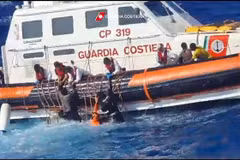 Tàu của Lực lượng Bảo vệ Bờ biển Italy giải cứu người di cư và tìm kiếm thi thể các nạn nhân ở ngoài khơi đảo Lampedusa, ngày 5/8. (Ảnh: AFP/TTXVN)