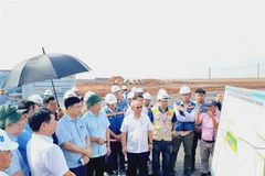 Đoàn công tác của Ủy ban Kinh tế Quốc hội kiểm tra tại công trường Sân bay Long Thành. (Ảnh: TTXVN phát)