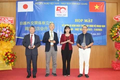 Lãnh đạo tỉnh Hậu Giang tặng quà lưu niệm cho các chuyên gia Nhật Bản. (Ảnh: Nguyễn Hằng/TTXVN)