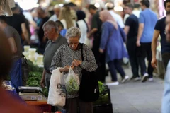 Người dân mua hàng hóa tại khu chợ ở Ankara, Thổ Nhĩ Kỳ. (Ảnh: THX/TTXVN)