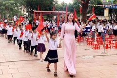 Cô và trò Trường Tiểu học thị trấn Đồi Ngô số 2 (Lục Nam) chào đón năm học mới. (Nguồn: Báo Bắc Giang)