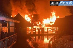 Hỏa hoạn thiêu rụi một phần Chợ nổi Du lịch ở thành phố Pattaya. (Nguồn: The Pattaya News)