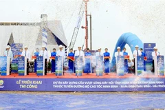 Các đại biểu làm thủ tục triển khai thi công dự án. (Ảnh: Thái Thuần/TTXVN)