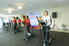 Ban lãnh đạo TTXVN trải nghiệm phòng tập thể thao. (Ảnh: Tuấn Đức/TTXVN)