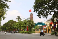 Phố Điện Biên Phủ được trang hoàng nhiều băng rôn chào mừng Ngày giải phóng Thủ đô. (Ảnh: Hoàng Hiếu/TTXVN)