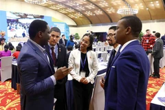 Các đại biểu trao đổi bên lề phiên thảo luận. (Ảnh: TTXVN)