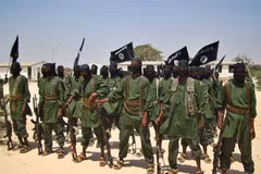 Các tay súng thuộc nhóm cực đoan Al-Shabaab tại một khu vực ở ngoại ô Mogadishu, Somalia. (Ảnh: AFP/TTXVN)