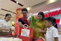 Hưởng ứng Tuần lễ không túi nylon, khách hàng thành phố Huế sử dụng làn đi chợ thay cho túi nylon khi đi mua sắm. (Ảnh: Mai Trang/TTXVN)