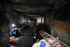 Hiện trường vụ cháy chung cư mini trong phố Khương Hạ, Thanh Xuân, Hà Nội. (Ảnh: Dương Giang/TTXVN)