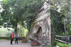 Du khách tham quan Thành cổ Sơn Tây. (Ảnh: Nguyễn Thắng/TTXVN)