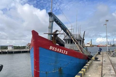 Tàu BV 5491 TS tại cầu cảng của Hải đội 301. (Ảnh: TTXVN phát)