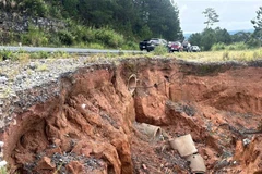 Vị trí Km80+800 thuộc thôn Tu Pó, xã Đạ Chais bị sạt lở, nhưng hiện chưa được bố trí kinh phí sửa chữa. (Ảnh: TTXVN phát)