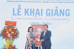 Bí thư Trung ương Đảng, Trưởng ban Tuyên giáo Trung ương Nguyễn Trọng Nghĩa trao tặng cho nhà trường bức chân dung Chủ tịch Hồ Chí Minh và bộ sách của Tổng Bí thư Nguyễn Phú Trọng. (Ảnh: Thu Hoài/TTXVN)