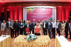 Ký biên Bản ghi nhớ Hợp tác giữa doanh nghiệp 2 tỉnh Quảng Trị-Khon Kaen. (Ảnh: TTXVN phát)