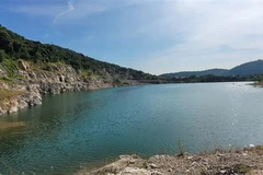 Hồ nước sâu nguy hiểm tại khu phố Hải Dinh, phường Kim Dinh, thành phố Bà Rịa, tỉnh Bà Rịa-Vũng Tàu. (Ảnh: Hoàng Nhị/TTXVN)