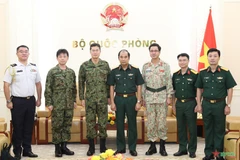 Thượng tướng Phùng Sĩ Tấn, Trung tướng Ueda Kazumasa và các đại biểu dự buổi tiếp. (Nguồn: Báo Quân đội Nhân dân)