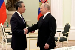 Tổng thống Liên bang Nga Vladimir Putin (phải) và Ngoại trưởng Trung Quốc Vương Nghị. (Nguồn: TASS)