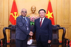 Ông Nguyễn Xuân Thắng tiếp ông Shantung Chakrabortty, Giám đốc Quốc gia Ngân hàng Phát triển châu Á tại Việt Nam. (Ảnh: Văn Điệp/TTXVN)