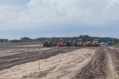 Mặt bằng dự án thành phần 3 cao tốc Biên Hòa-Vũng Tàu đoạn qua thị xã Phú Mỹ, tỉnh Bà Rịa-Vũng Tàu đang được san lấp mặt bằng. (Ảnh: Hoàng Nhị/TTXVN)