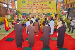 Ban Trị sự Giáo hội Phật giáo Việt Nam huyện Đông Anh (Hà Nội) tổ chức cầu nguyện cho nạn nhân vụ hỏa hoạn chung cư mini ở Khương Hạ. (Ảnh: TTXVN phát)