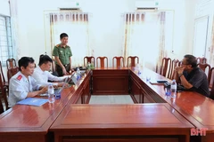Lực lượng chức năng Hà Tĩnh làm việc, lập biên bản xử phạt hành chính đối với ông Lê Ngọc Dung. (Nguồn: Báo Hà Tĩnh)