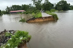 Hiện trường sự cố tràn, sạt lở, vỡ bờ bao Đầm Khoai. (Ảnh TTXVN phát)