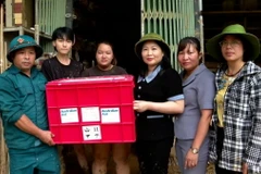 Phó Chủ tịch UBND tỉnh Vũ Thị Hiền Hạnh trao quà hỗ trợ của Chính phủ Australia cho người dân phường Hồng Hà, thành phố Yên Bái ngày 13/9. (Ảnh: Tuấn Anh/TTXVN)