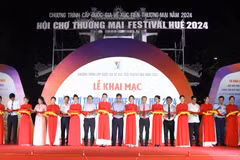 Đại biểu cắt băng khai mạc Hội chợ Festival Huế. (Ảnh: Tường Vi/TTXVN)