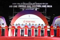 Đại biểu cắt băng khai mạc Hội chợ Festival Huế. (Ảnh: Tường Vi/TTXVN)