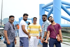 Các chàng trai Ấn Độ tạo dáng, check-in trước giờ tàu tham quan vịnh Hạ Long rời cảng. (Ảnh minh họa: Thanh Vân/TTXVN)