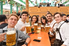 Ngày 21/9/2024, Lễ hội bia Đức (Oktoberfest), lễ hội bia lớn nhất thế giới, đã khai mạc tại thành phố Munich trong điều kiện an ninh được thắt chặt sau nhiều vụ tấn công được cho là do các phần tử thánh chiến thực hiện tại Đức. (Ảnh: THX/TTXVN)