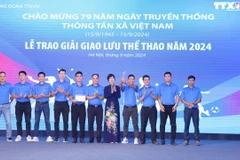 Tổng Giám đốc TTXVN Vũ Việt Trang trao giải Nhất cho Liên quân Báo Thể thao & Văn hóa và Trung tâm Hợp tác quốc tế VNA8. (Ảnh: Phương Hoa/TTXVN)