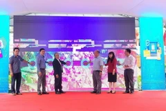 Lễ ra mắt tuyến phố thanh toán không tiền mặt. (Ảnh: Hoài Nam/TTXVN)