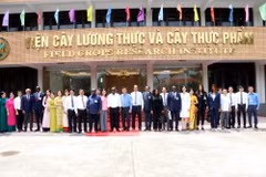 Tổng thống nước Cộng hòa Guinea-Bissau Umaro Sissoco Embaló và đoàn công tác chụp ảnh lưu niệm tại Viện Cây lương thực và Cây thực phẩm. (Ảnh: Mạnh Tú/TTXVN)