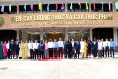 Tổng thống nước Cộng hòa Guinea-Bissau Umaro Sissoco Embaló và đoàn công tác chụp ảnh lưu niệm tại Viện Cây lương thực và Cây thực phẩm. (Ảnh: Mạnh Tú/TTXVN)