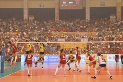 Một pha bóng hấp dẫn trong trận chung kết giữa Korabelka (Nga, áo đỏ) và đội tuyển Việt Nam (áo vàng). (Ảnh: Đức Phương/TTXVN)