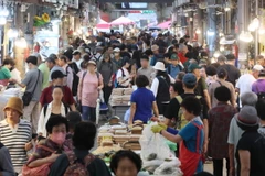 Người dân mua sắm để chuẩn bị cho dịp lễ Chuseok (Rằm Trung Thu) tại khu chợ ở Seoul, Hàn Quốc, ngày 6/9/2024. (Ảnh: Yonhap/TTXVN)