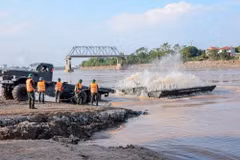 Lực lượng công binh Lữ đoàn Công binh 249 hạ thủy đốt khơi, sẵn sàng lắp đặt cầu phao dã chiến. (Ảnh: Hoàng Hiếu/TTXVN)