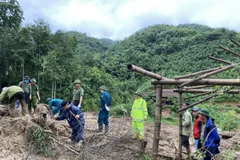 Lực lượng tìm kiếm cứu hộ, cứu nạn tổ chức tìm kiếm các nạn nhân bị lũ quét vùi lấp tại huyện Bảo Yên, Lào Cai. (Ảnh: TTXVN phát)