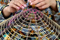 Công đoạn làm mô (khung) nón lá Thới Lai. (Ảnh: Thu Hiền/TTXVN)