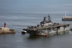 Tàu tấn công đổ bộ USS Boxer của Mỹ cập cảng thành phố Busan, Hàn Quốc, tham gia cuộc tập trận chung Mỹ-Hàn, ngày 26/8/2024. (Ảnh: YONHAP/TTXVN)