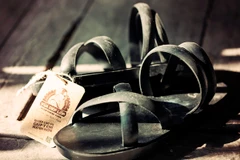 [Photo] Đôi dép cao su, hành trình từ chiến tranh đến hiện tại 