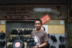 "Vua dép lốp" quảng bá chủ quyền biển đảo qua đôi dép cao su