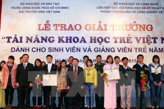 Các sinh viên nhận giải Tài năng khoa học trẻ năm 2014. (Ảnh: Quý Trung/TTXVN)