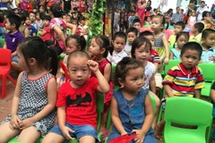 Các học sinh trường mầm non Hoa Mai và Mùa Xuân, phường Khương Mai, quận Thanh Xuân sẽ tiếp tục được học ở trường trong năm học tới. (Ảnh: CTV/Vietnam+)